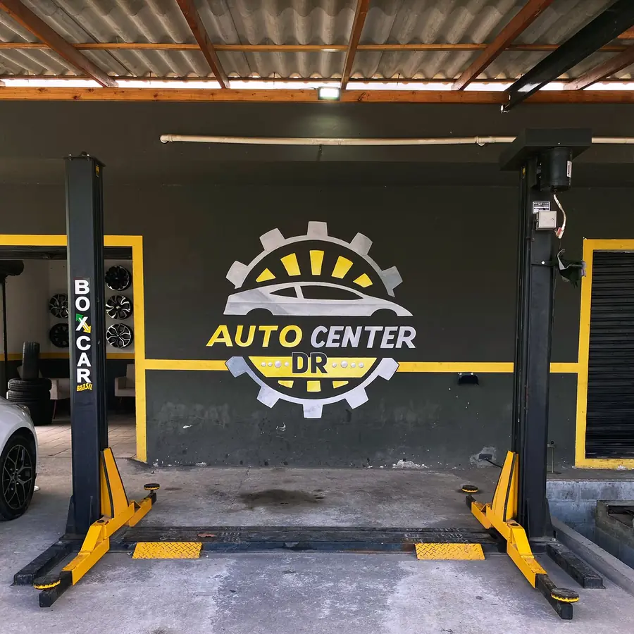 Elevador automotivo e parede com a marca da Auto Center Du Rodrigues
