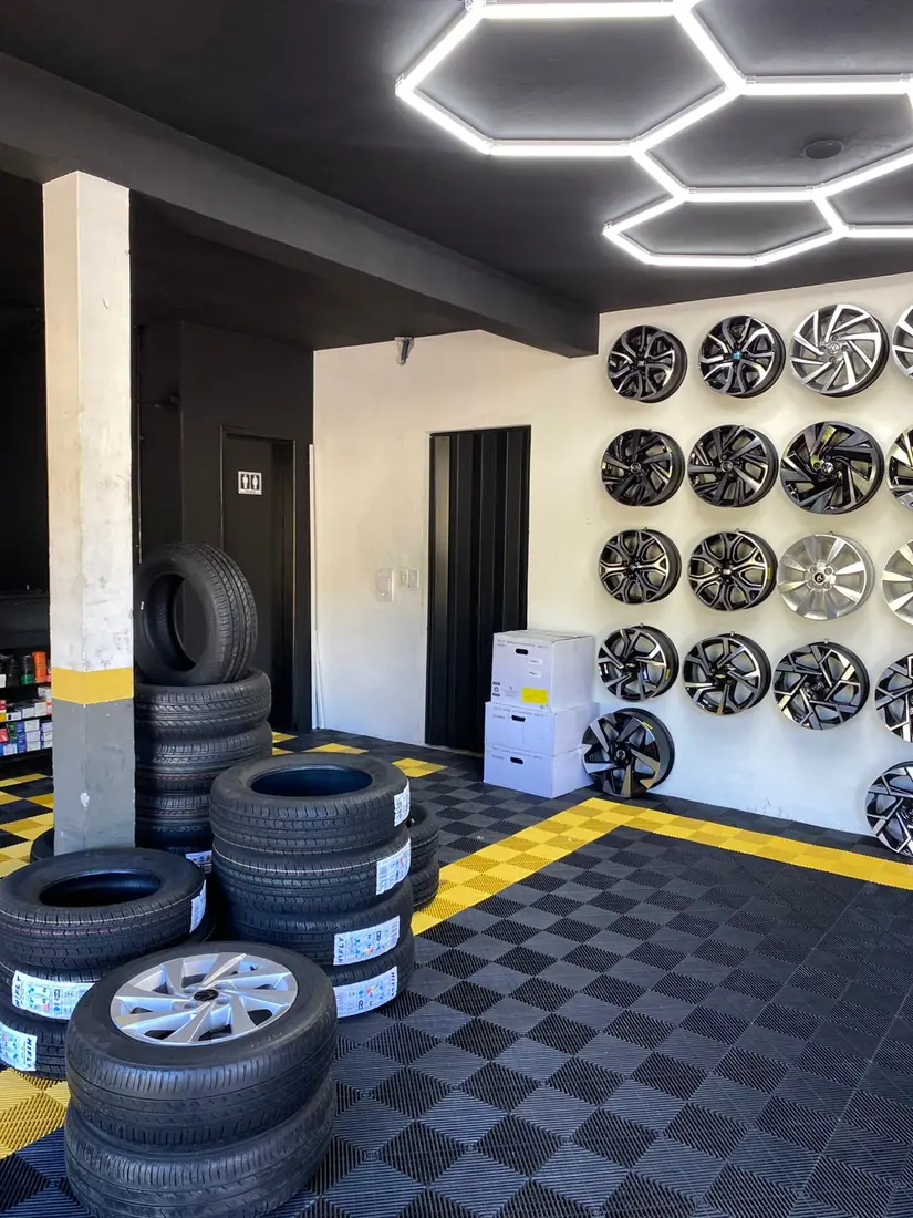 Loja da Auto Center Du Rodrigues em São José, com parede de rodas de liga leve e pneus novos